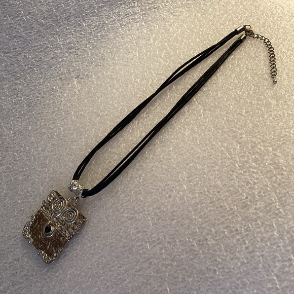 NWOT - Black Triple Strand Shiny Silvertone Hanging Square Pendant Necklace - Picture 3 of 9